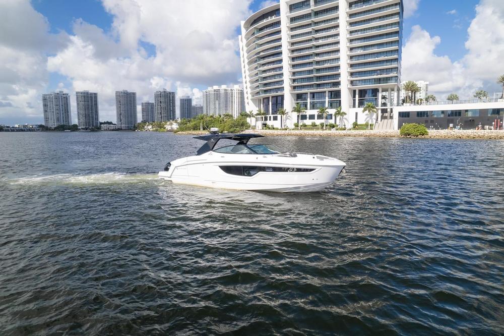 2021-cruisers-yachts-38-gls-power-9482237-20240725074144082-1_XLARGE.jpg