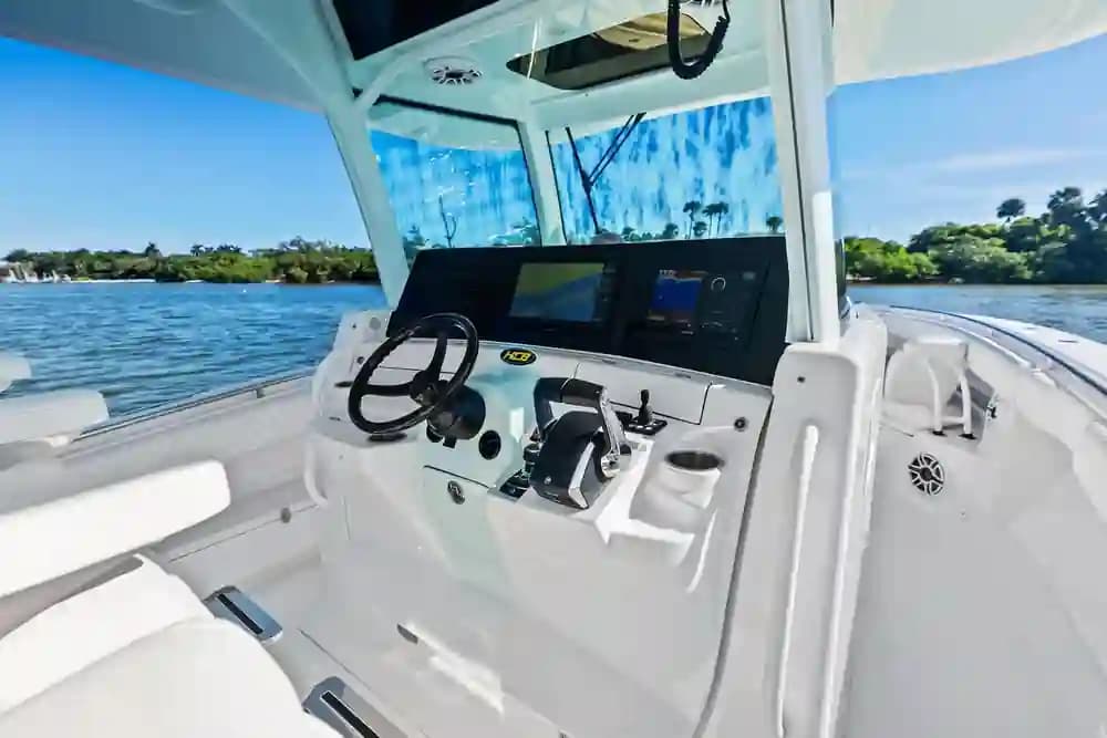 2023 HCB 42 Lujo zum Verkauf in Tequesta, Florida Center Console 4