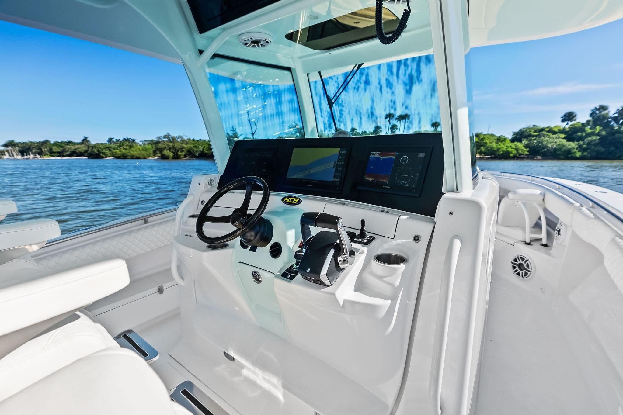 2023 HCB 42 Lujo zum Verkauf in Tequesta, Florida Center Console 4