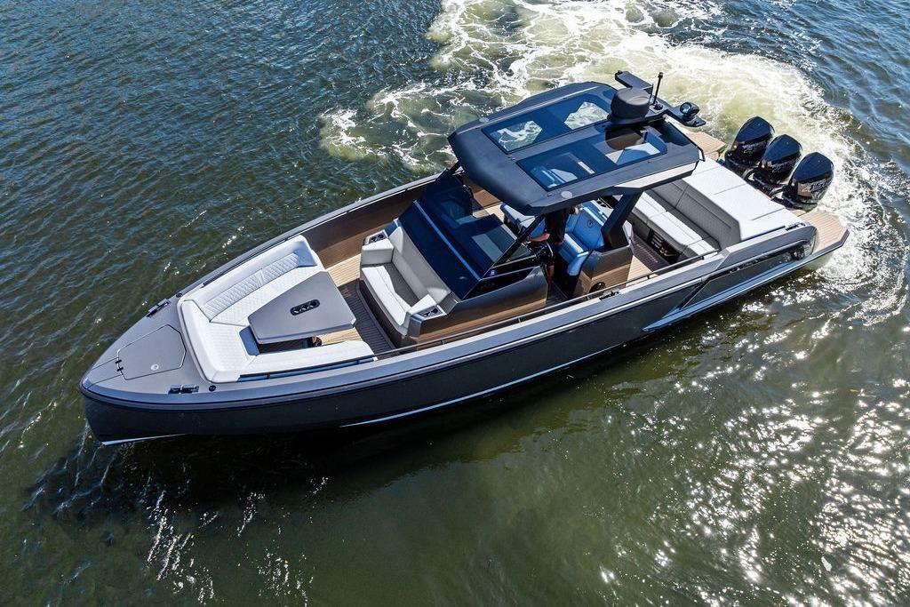 Vanquish Yachts VQ40 Sports Line Outboard For Sale