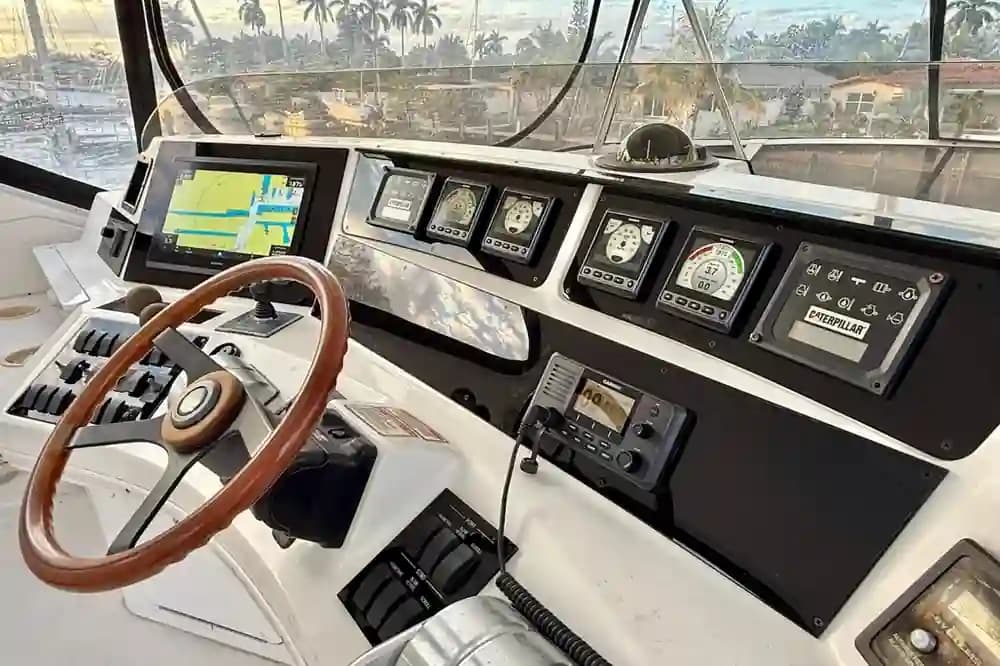 1999 Sea Ray 560 Sedan Bridge Sold in Fort Lauderdale, Florida Flybridge 4