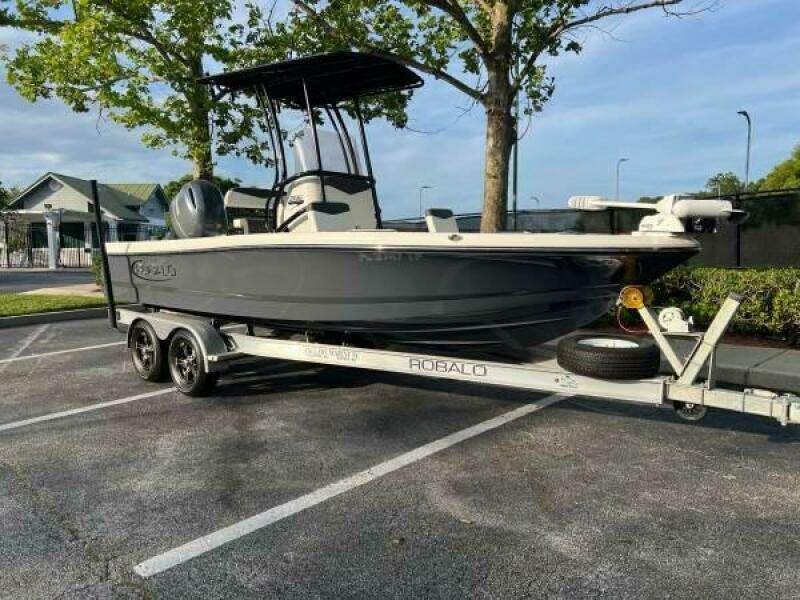 2022 Robalo 206 Cayman