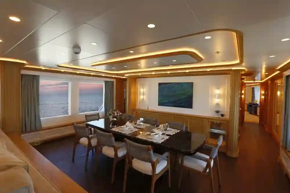 RMK Marine 120 Explorer exposé