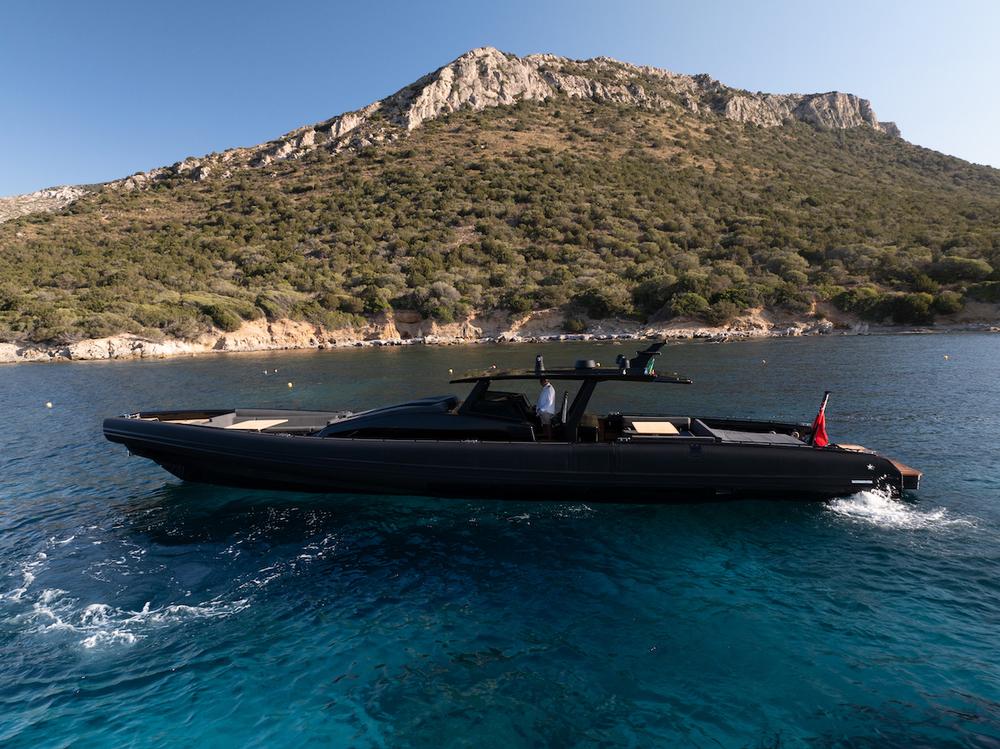 novamarine-black-shiver-200-luxury-yacht-easyboats-mallorca-side-featured.jpg