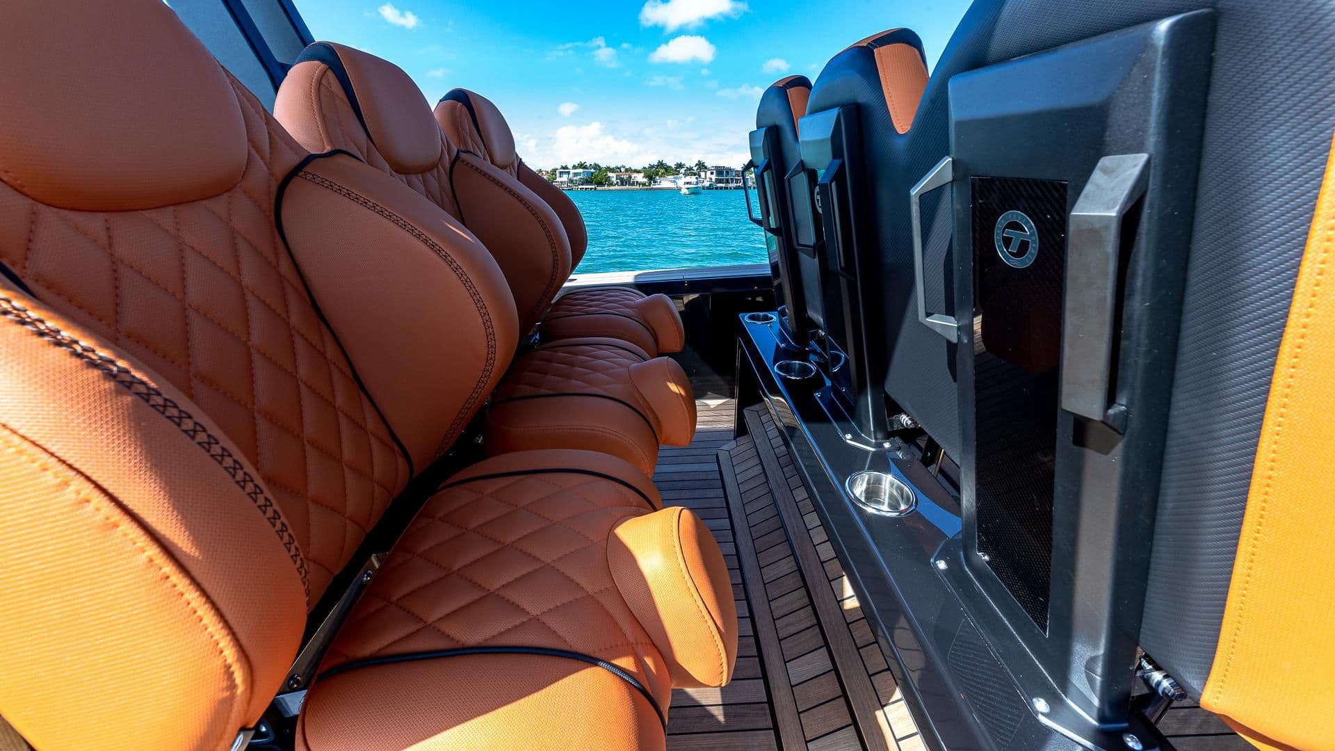 2021 Technohull Omega 47 Verkauft in Miami Beach, Florida Center Console 3
