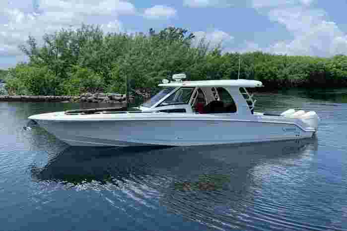 2022 Boston Whaler 350 Realm