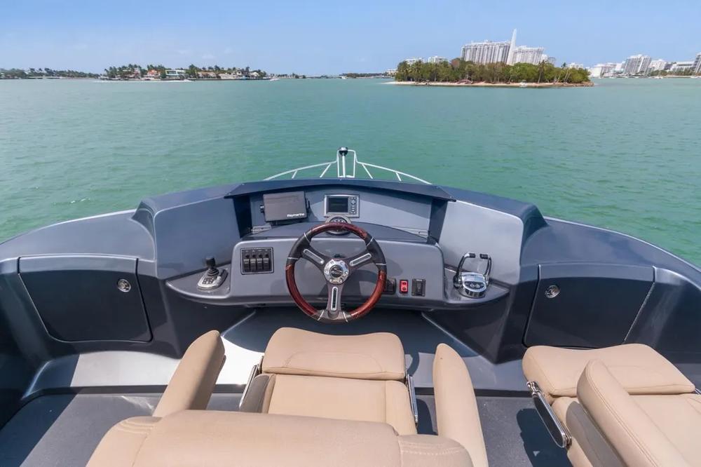 2019-silverton-41-sport-bridge-power-9443850-20240625194706279-1_XLARGE.jpg