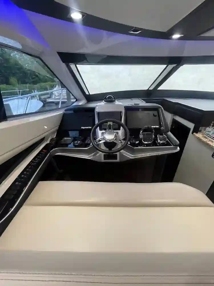 Marquis 500 Sport Yacht for Sale