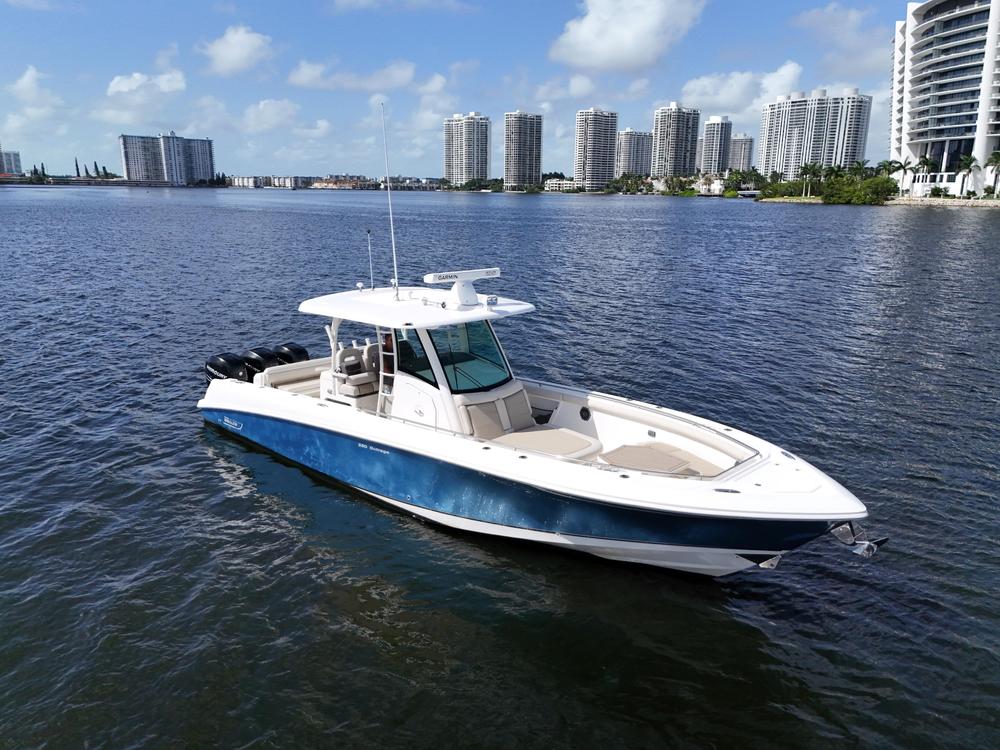 2017-boston-whaler-350-outrage-power-9507541-20240907045722531-1_XLARGE.jpg