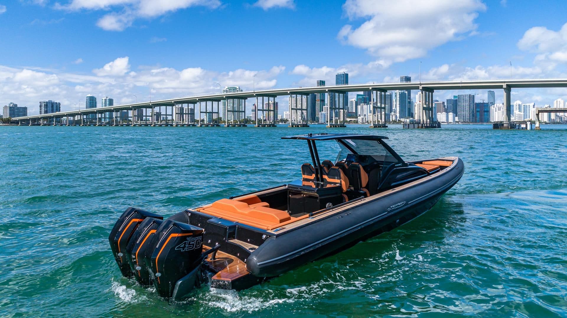 2021 Technohull Omega 47 Verkauft in Miami Beach, Florida Center Console 5