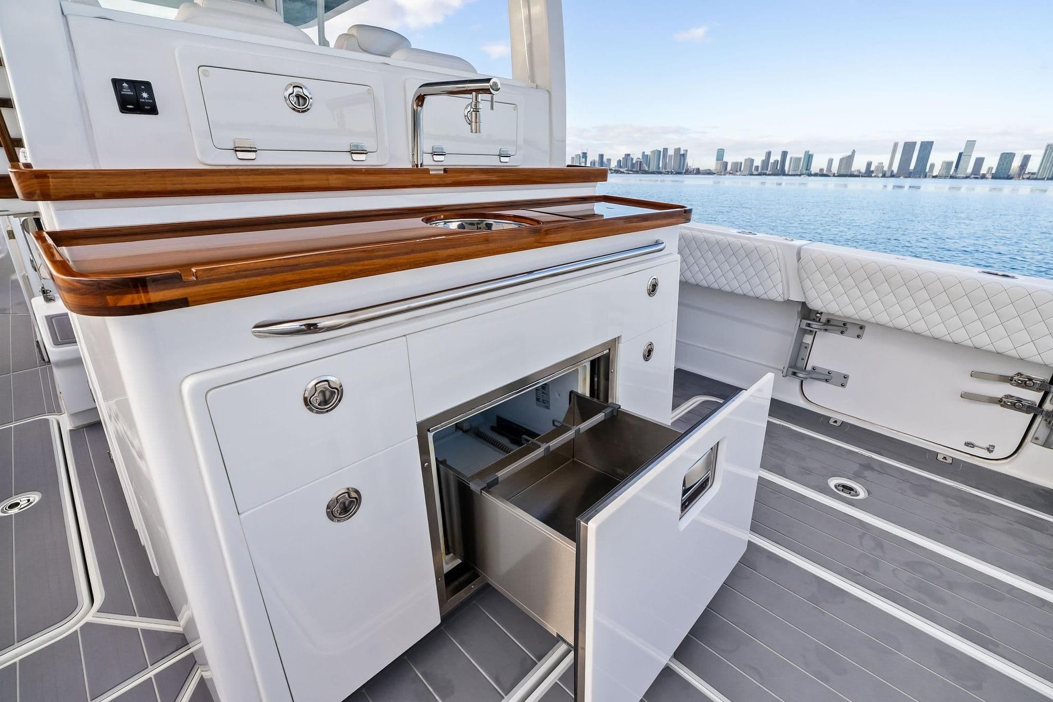 2023 HCB 42 Lujo zum Verkauf in Miami, Florida Center Console 4
