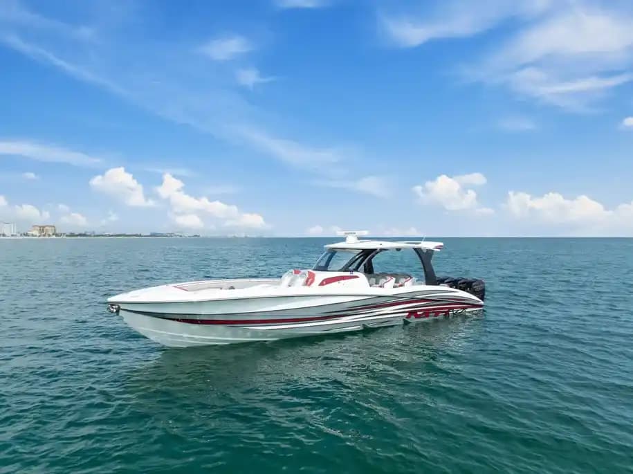 2017 MTI V-42 Verkauft in Fort Lauderdale, Florida Center Console