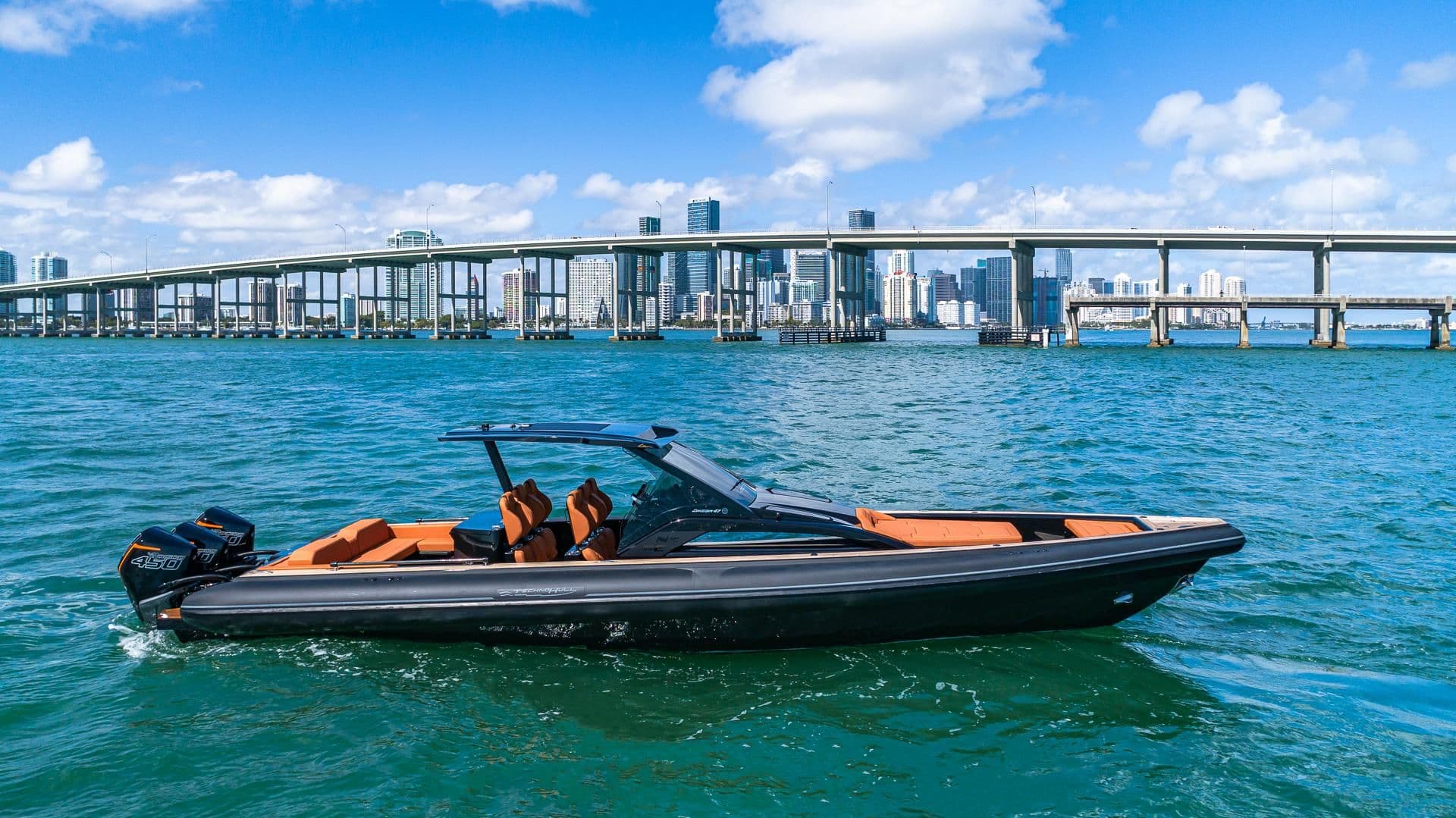 2021 Technohull Omega 47 Verkauft in Miami Beach, Florida Center Console 4