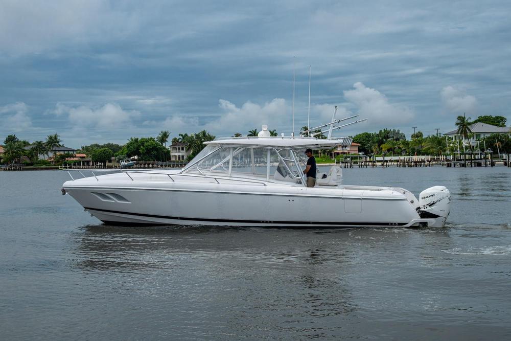 2019 Intrepid Powerboats 407 Cuddy