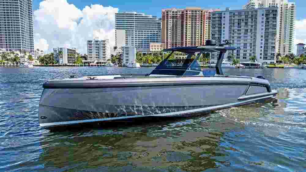 2024 Vanquish Yachts VQ40 Sports Line Outboard