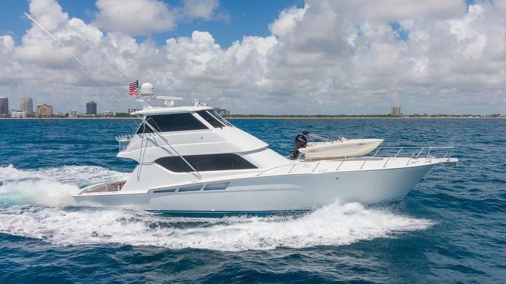 Hatteras 60' Enclosed Bridge in vendita