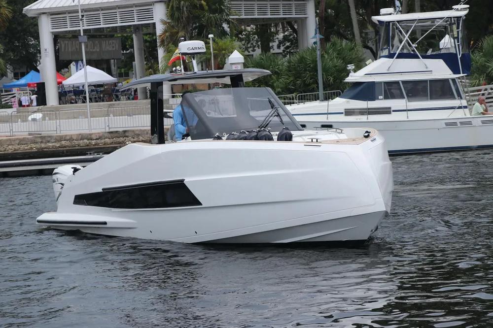 2024 Astondoa 377 Coupe Outboard