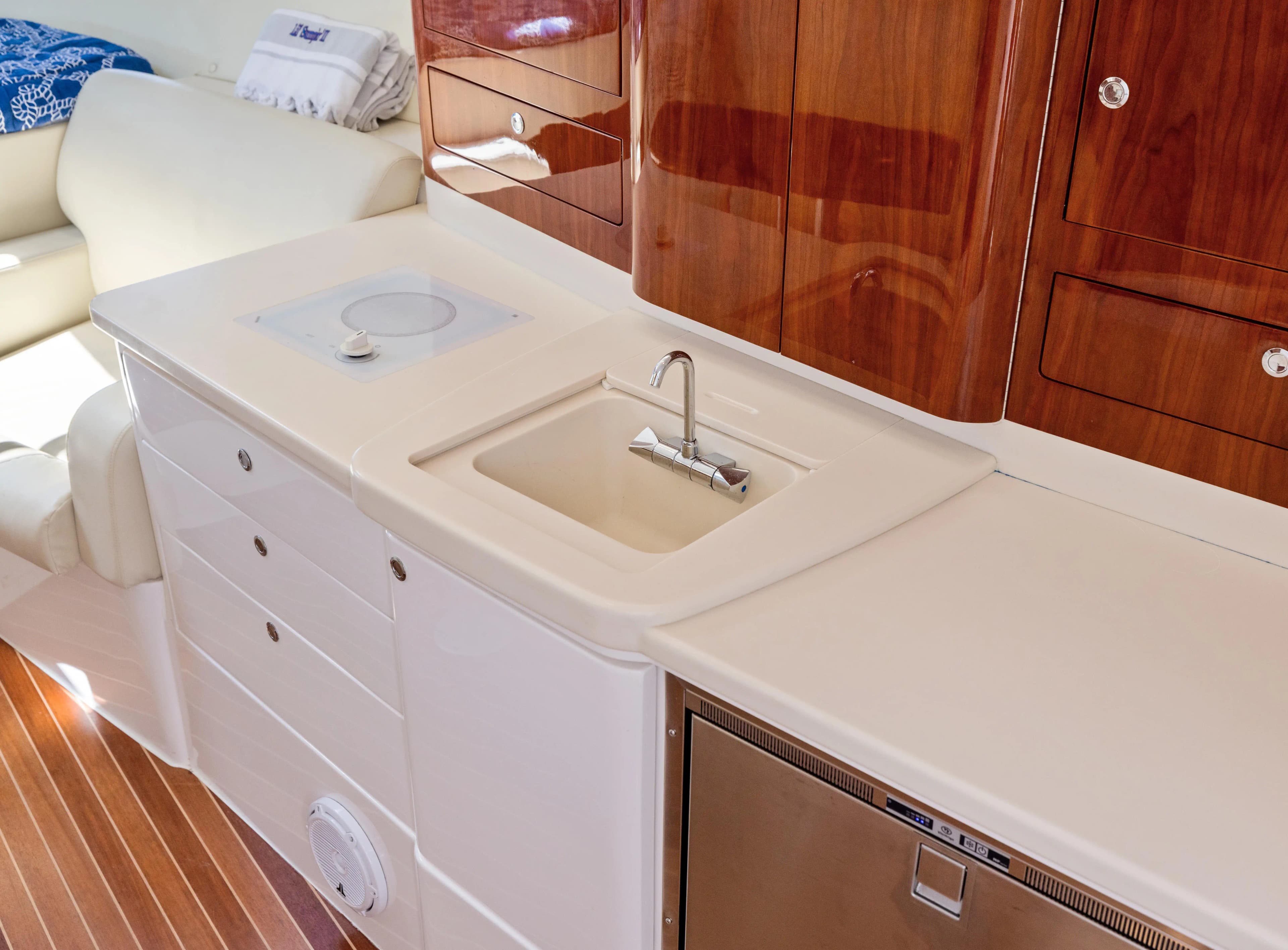 2015 Intrepid Powerboats 430 Sport Yacht for Sale in Cos Cob, Connecticut Sport Cruiser 5