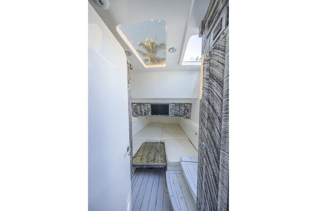 2019 HCB 53 Sueños in vendita a Stuart, Florida Center Console 1