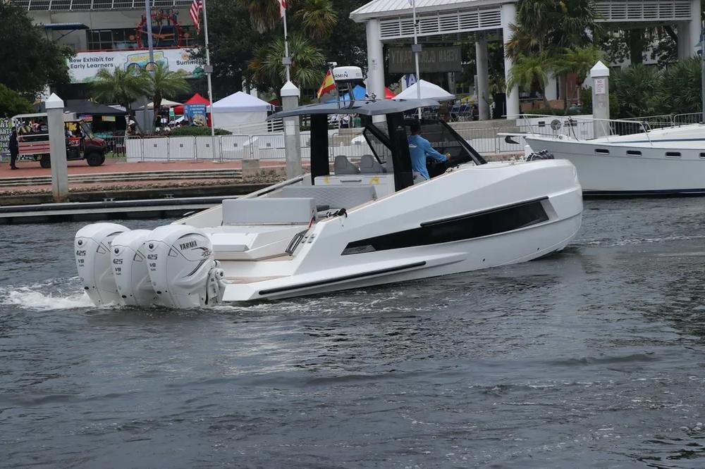2024 Astondoa 377 Coupe Outboard