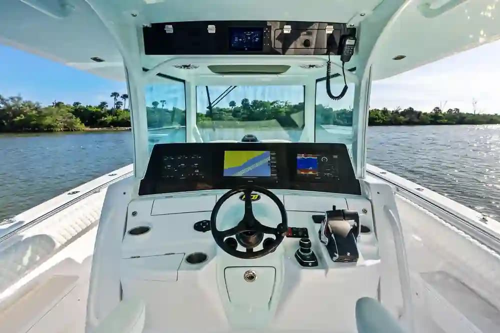 2023 HCB 42 Lujo zum Verkauf in Tequesta, Florida Center Console 2