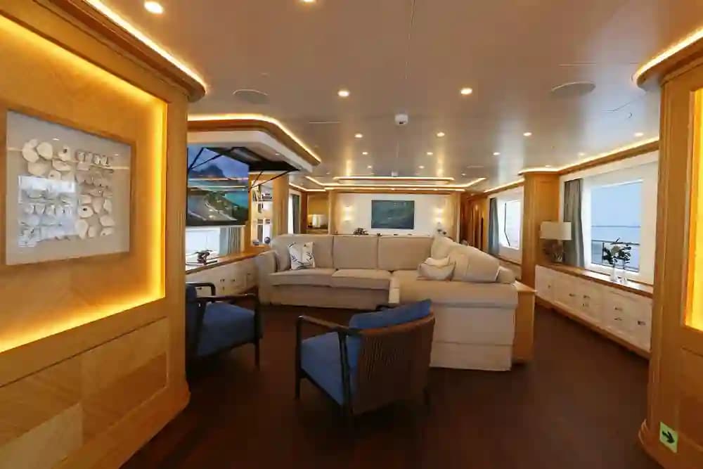 RMK Marine 120 Explorer exposé