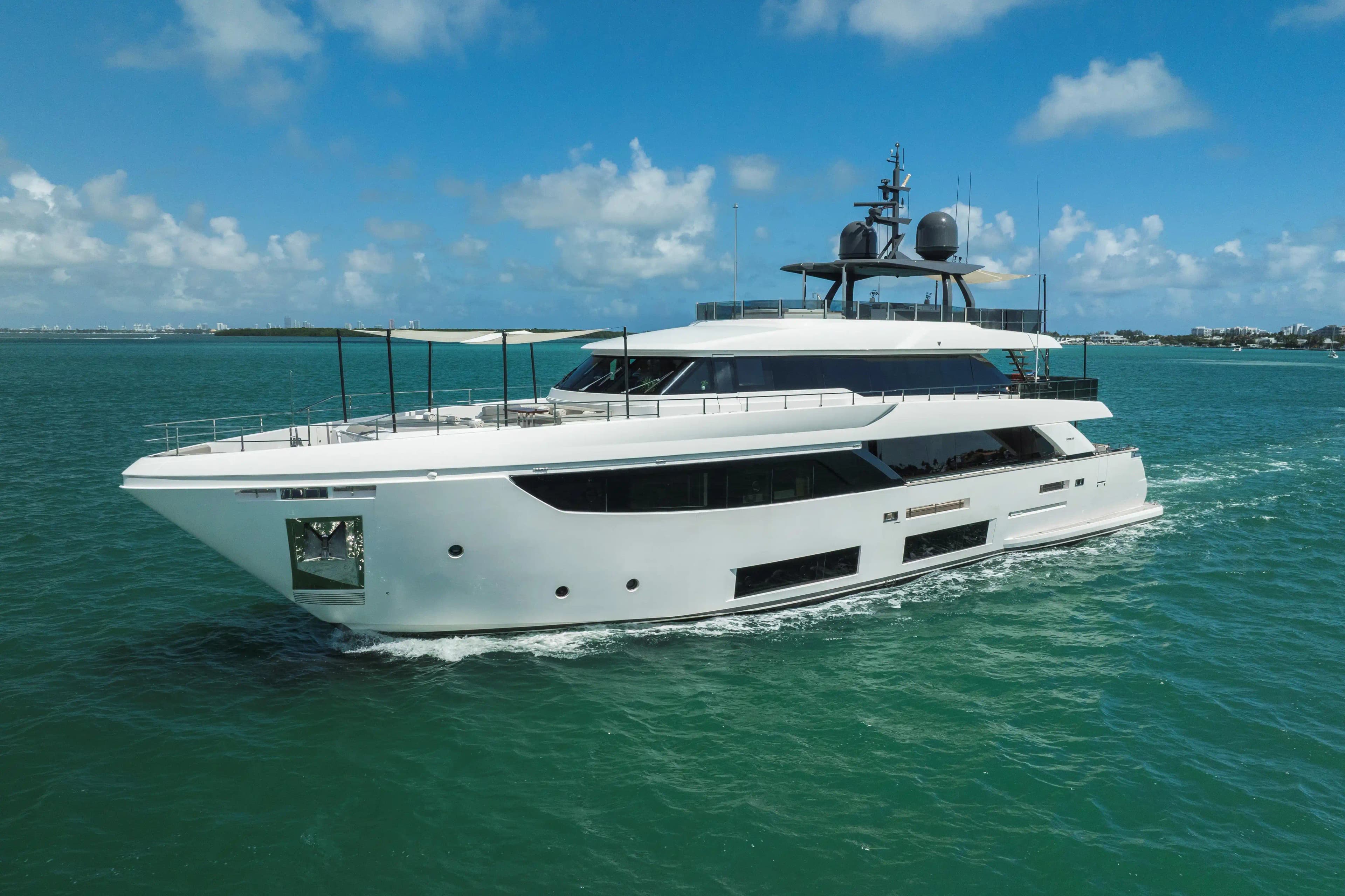 2023 Custom Line Navetta 33 zum Verkauf in Miami, Florida Megayacht 2