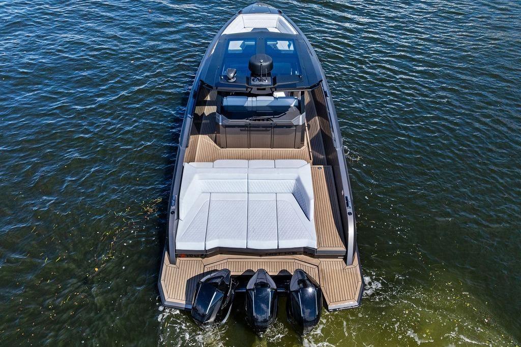 Vanquish Yachts VQ40 Sports Line Outboard For Sale