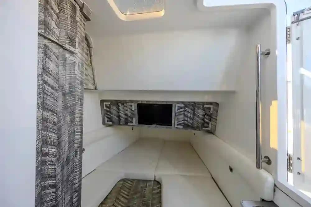2019 HCB 53 Sueños in vendita a Stuart, Florida Center Console 3