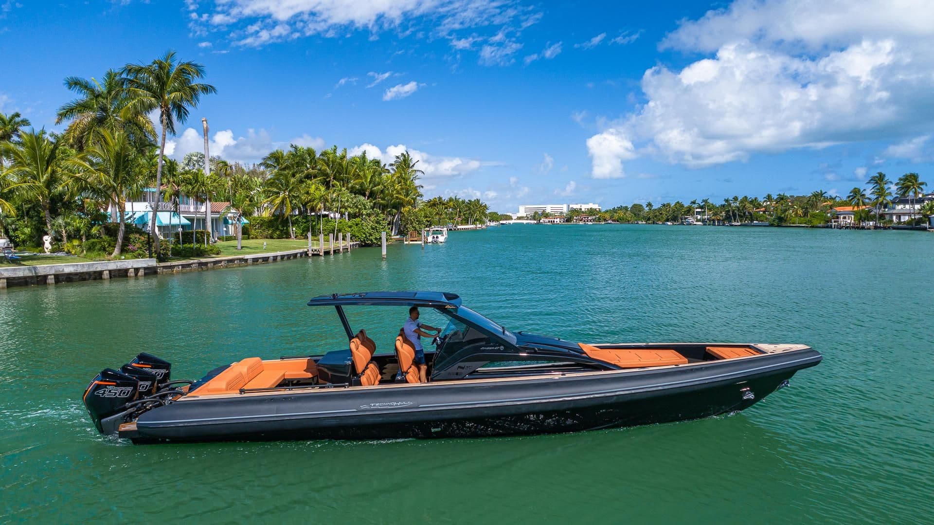 2021 Technohull Omega 47 Verkauft in Miami Beach, Florida Center Console