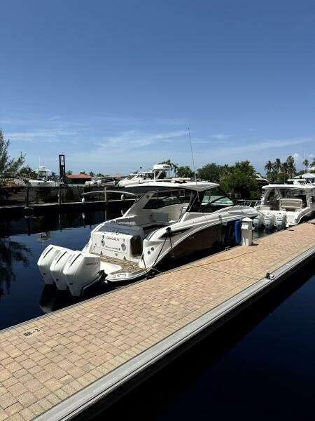 2020 Sea Ray Sundancer 320 Outboard