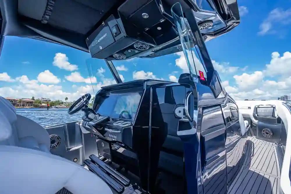 2024 Nor-Tech 400 Supersport Sold in Oakland Park, Florida Center Console 3