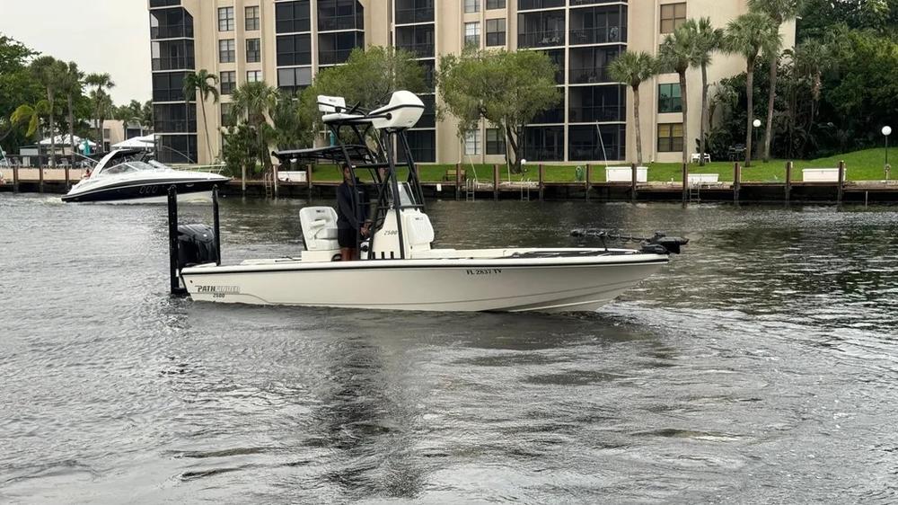2024 Pathfinder Boats 2500 Hybrid