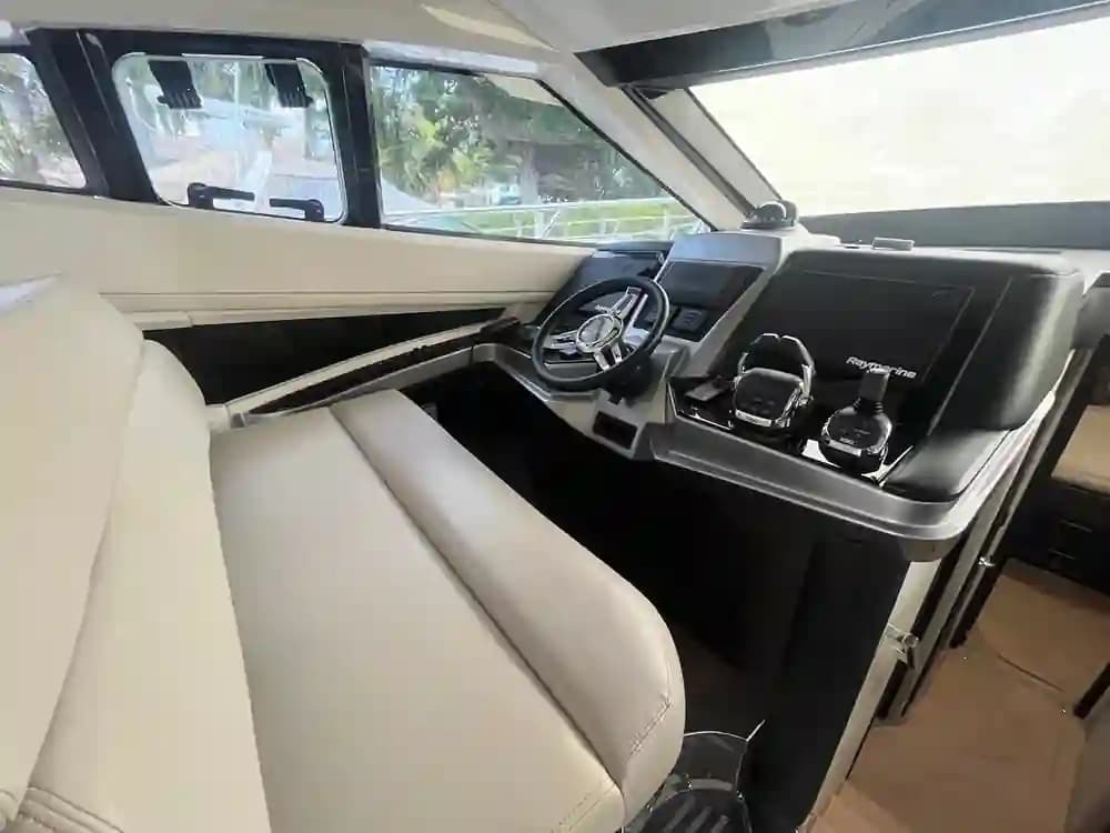 Marquis 500 Sport Yacht for Sale