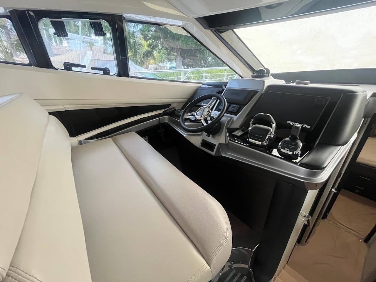 Marquis 500 Sport Yacht for Sale
