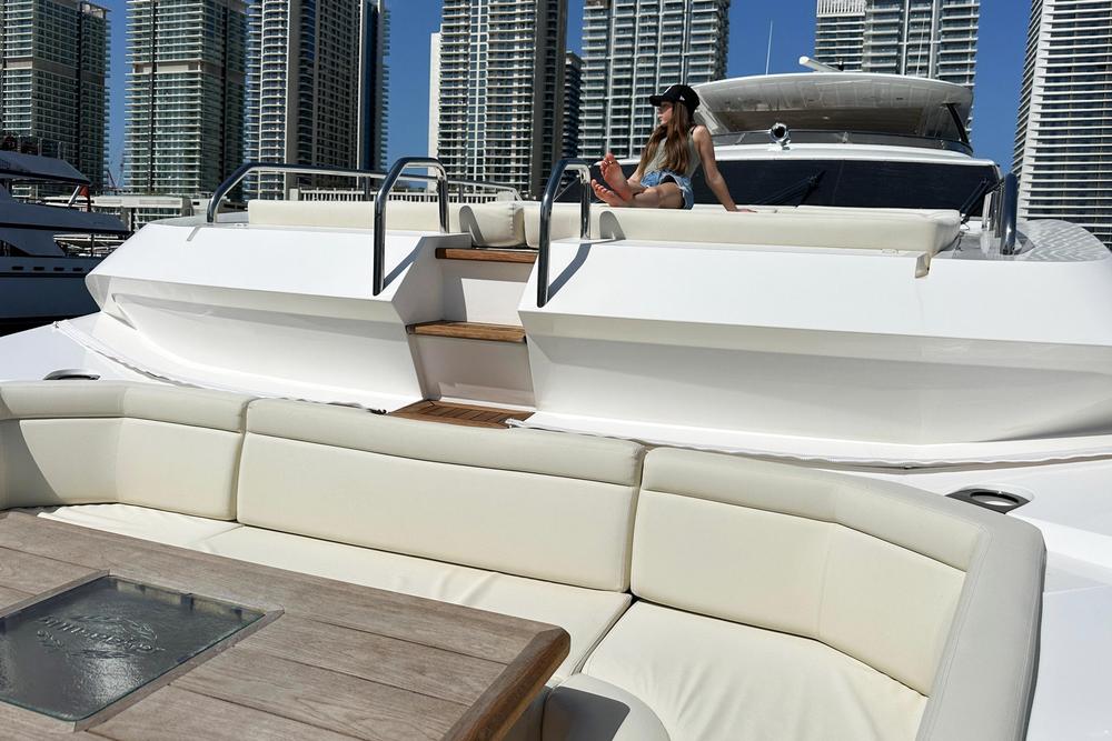 2018 Sunseeker 95 Yacht