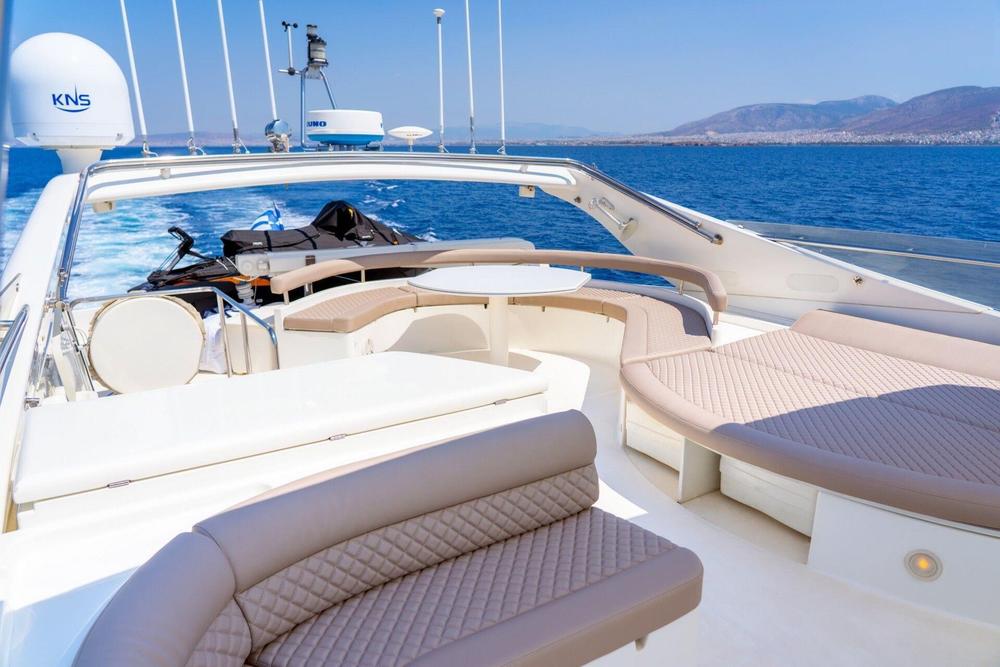 76-ft-2004-Ferretti-Yachts-76-2.jpg