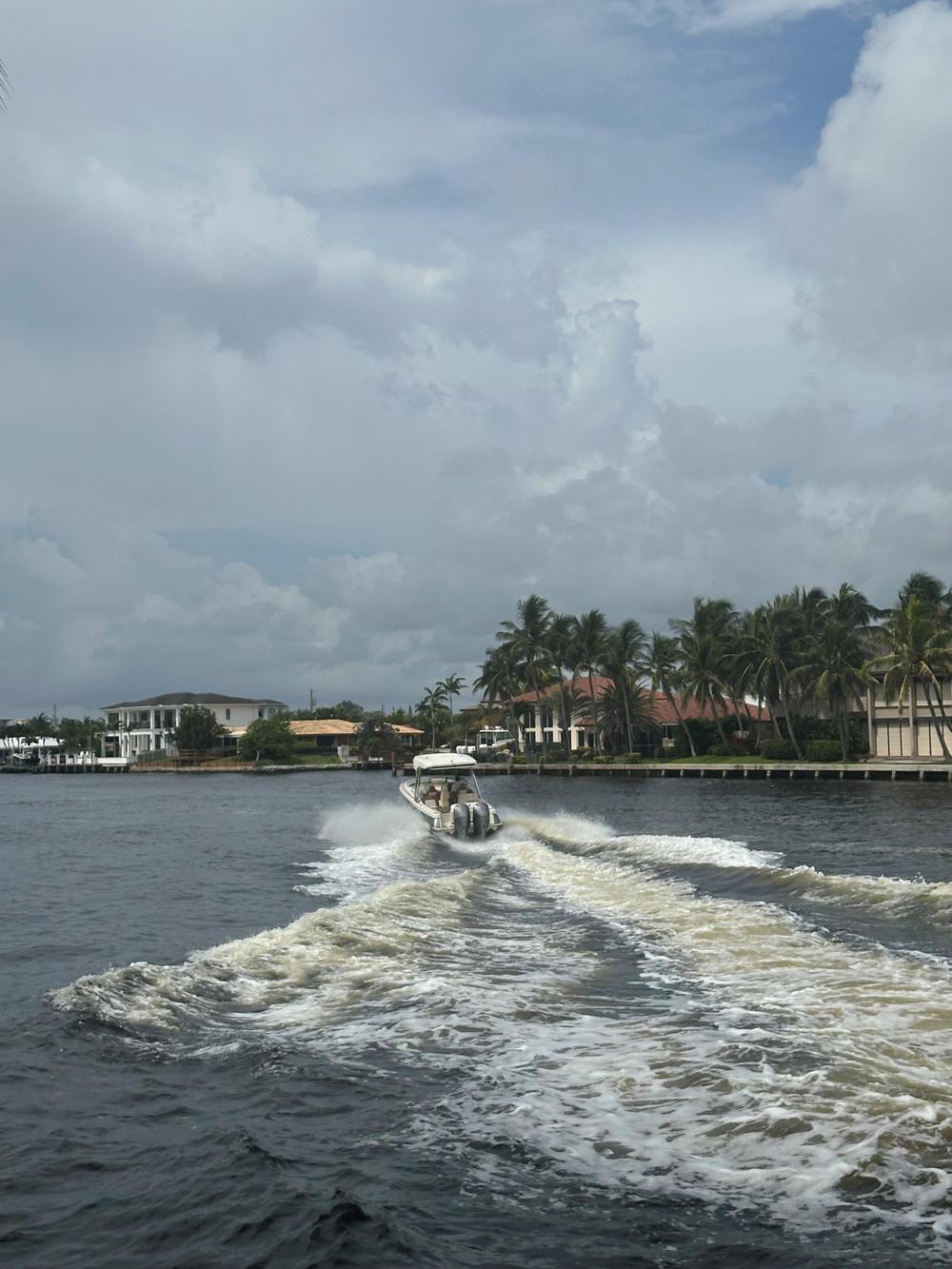 2019-chris-craft-calypso-26-power-9055455-20240705092429801-1_XLARGE.jpg
