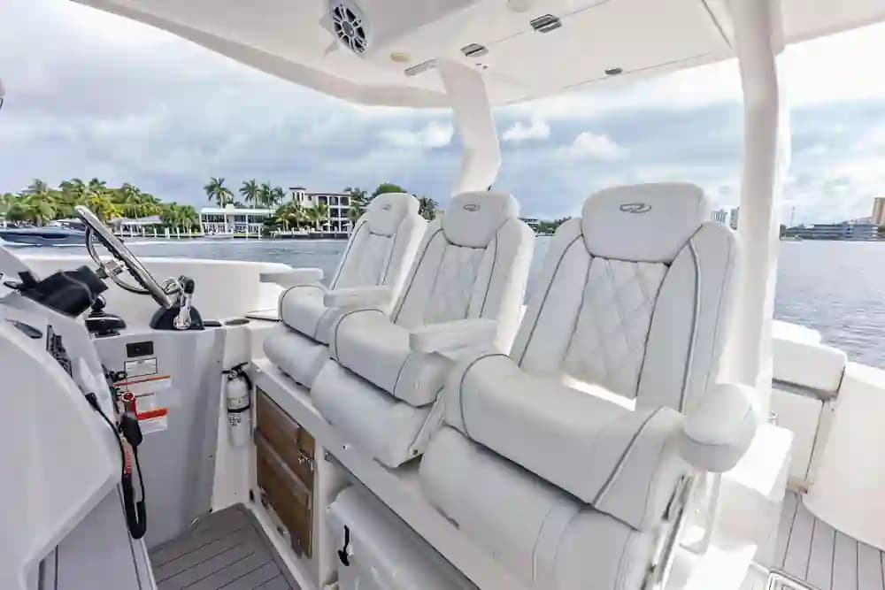 2022 Regal 33 SAV à vendre à Pompano Beach, Florida Cruiser 3