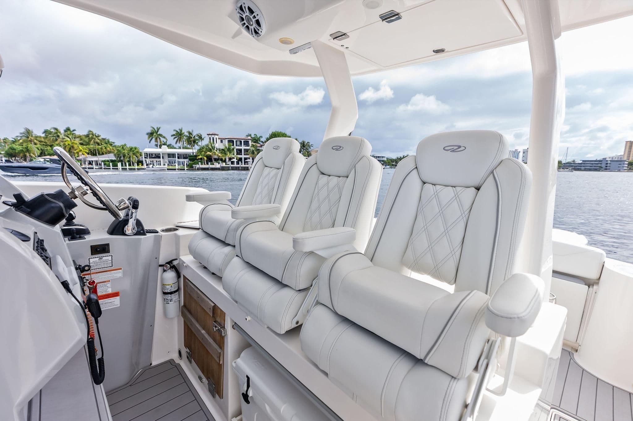 2022 Regal 33 SAV à vendre à Pompano Beach, Florida Cruiser 3