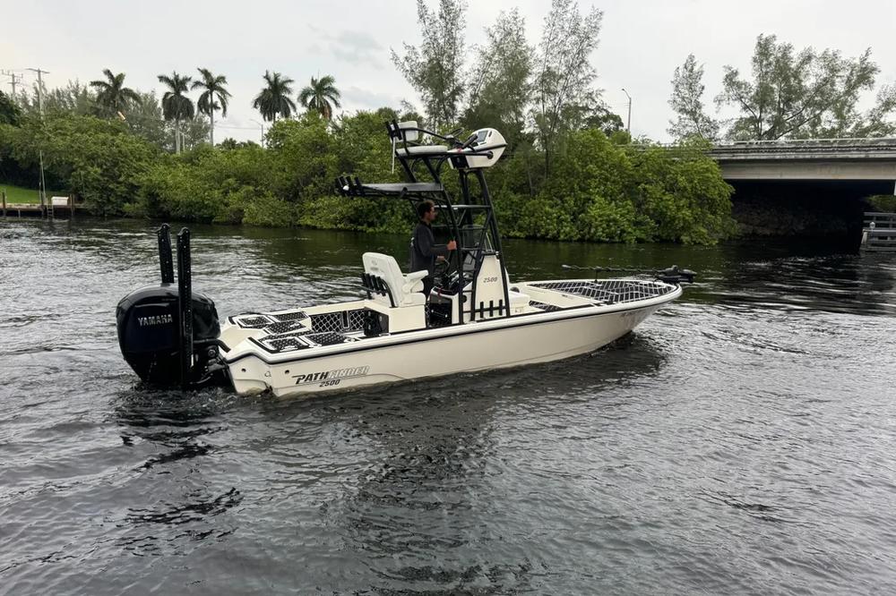 2024 Pathfinder Boats 2500 Hybrid