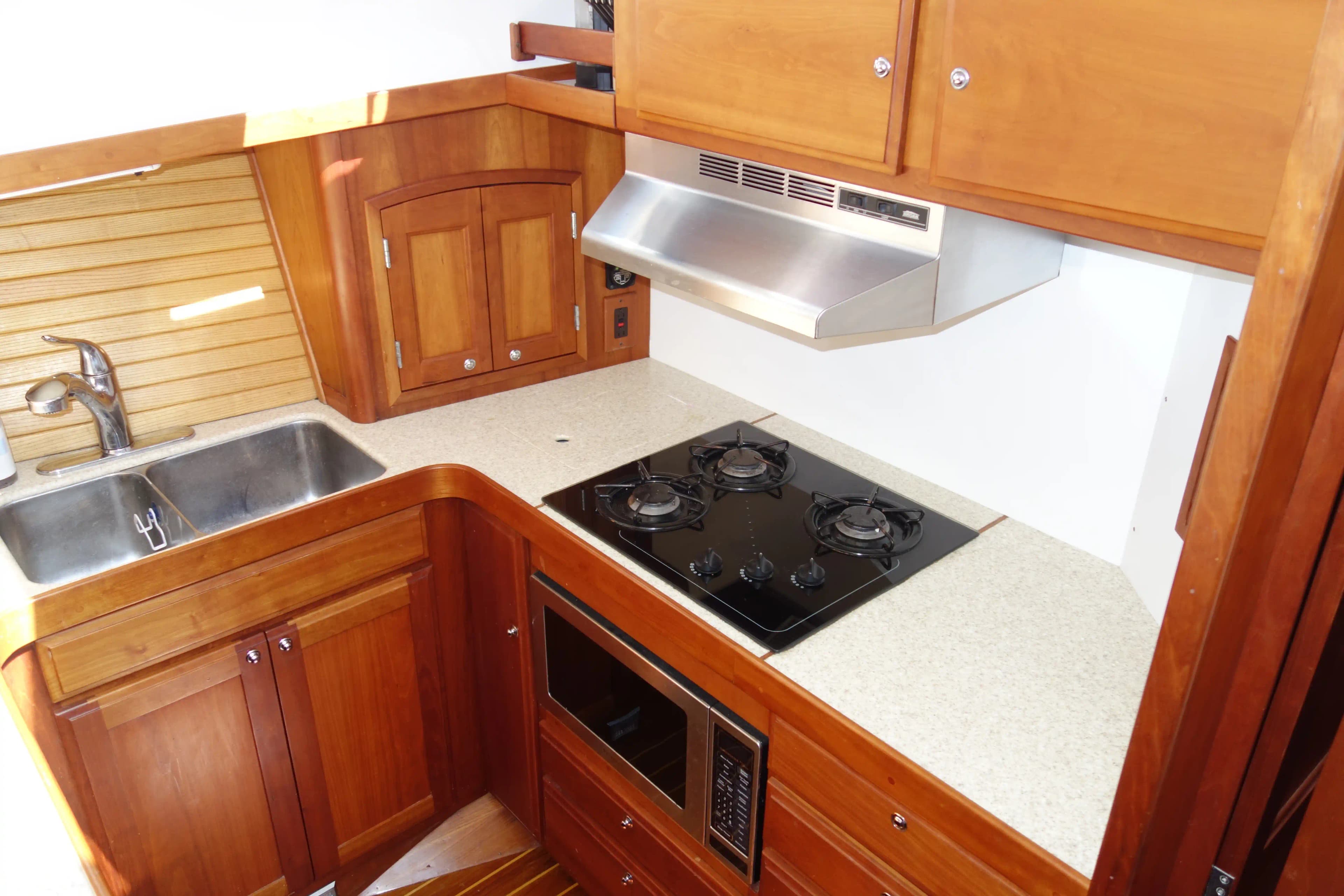 2003 Sabre Yachts Sabreline 470 Sold in Mystic, Connecticut Motor Yacht 3