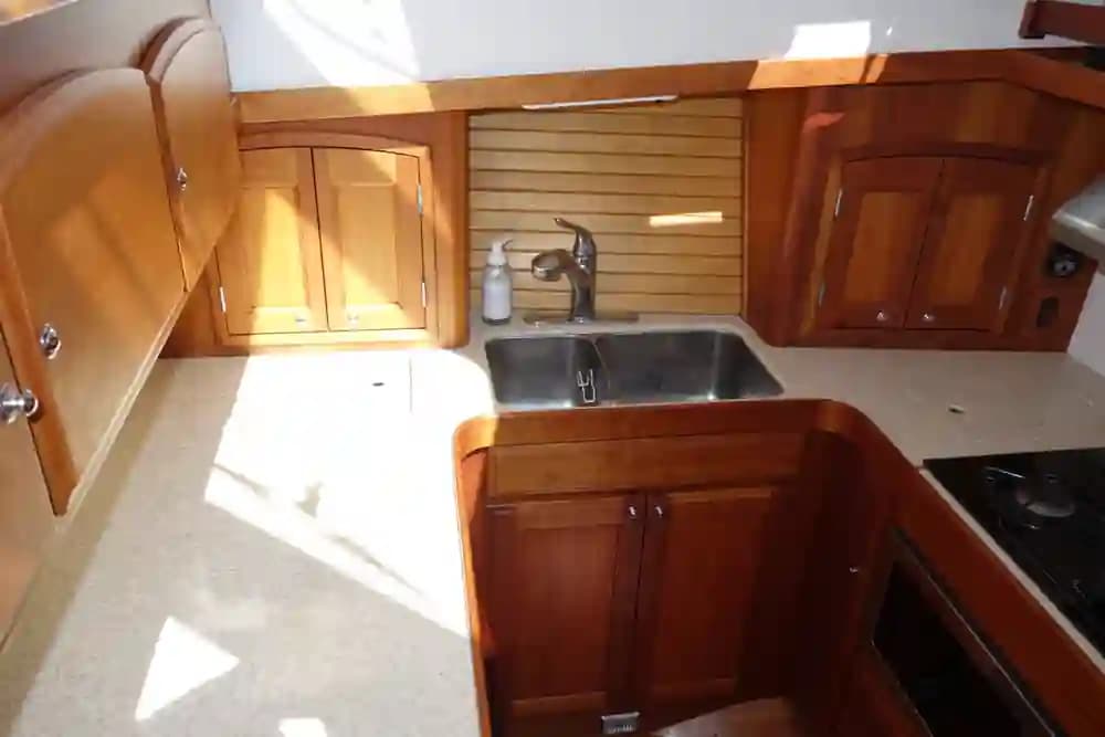 2003 Sabre Yachts Sabreline 470 Sold in Mystic, Connecticut Motor Yacht 2
