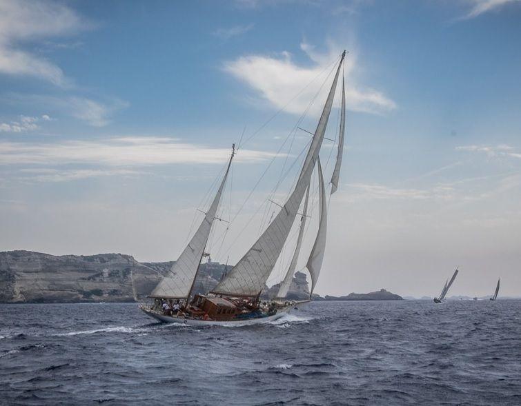 Camper and Nicholsons Classic 114' in vendita