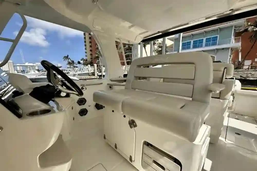 2019 Boston Whaler 350 Realm in vendita a West Palm Beach, Florida Bowrider 3