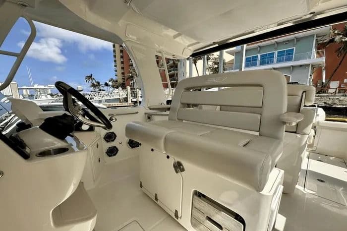 2019 Boston Whaler 350 Realm in vendita a West Palm Beach, Florida Bowrider 3