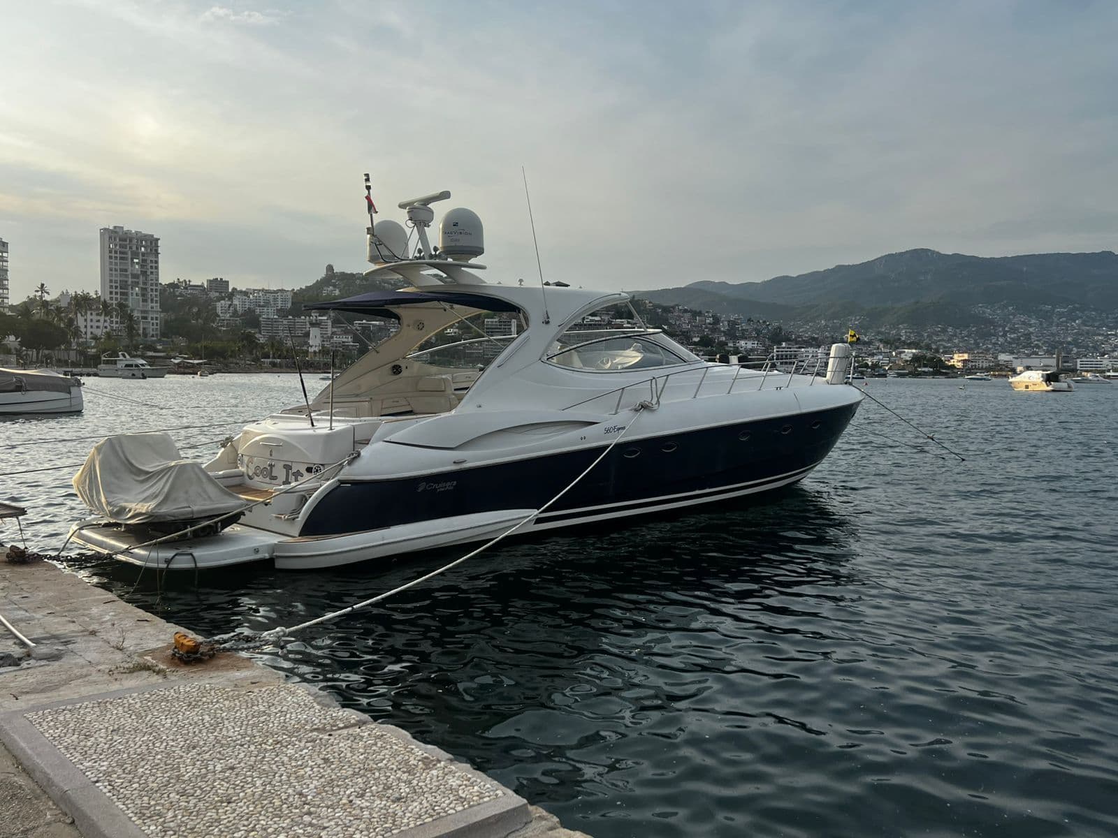 Cruisers Yachts 560 Express te koop