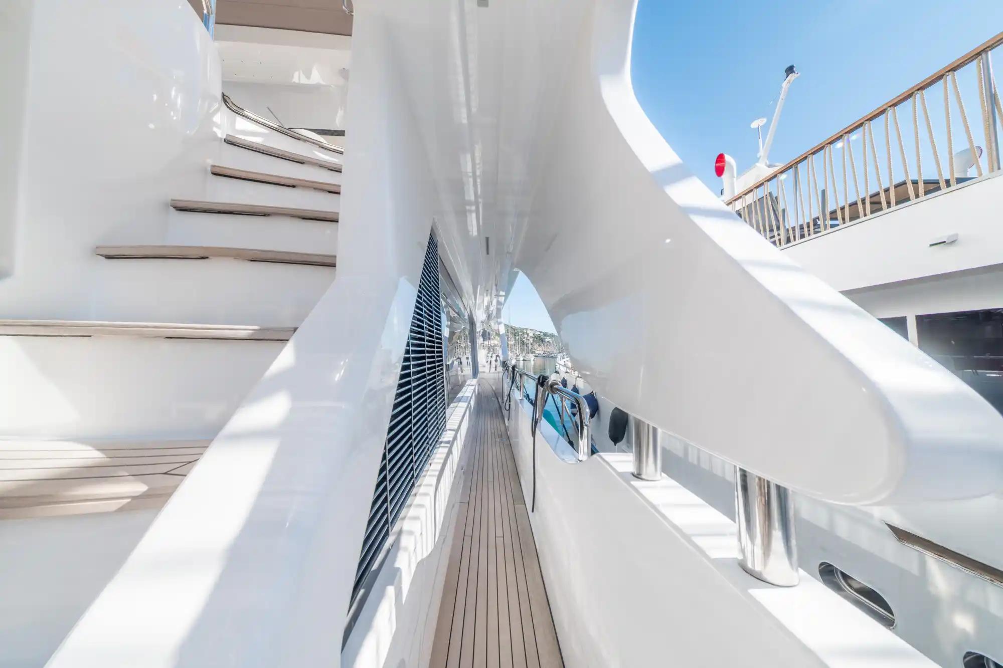 Benetti Delfino 93 a la venta