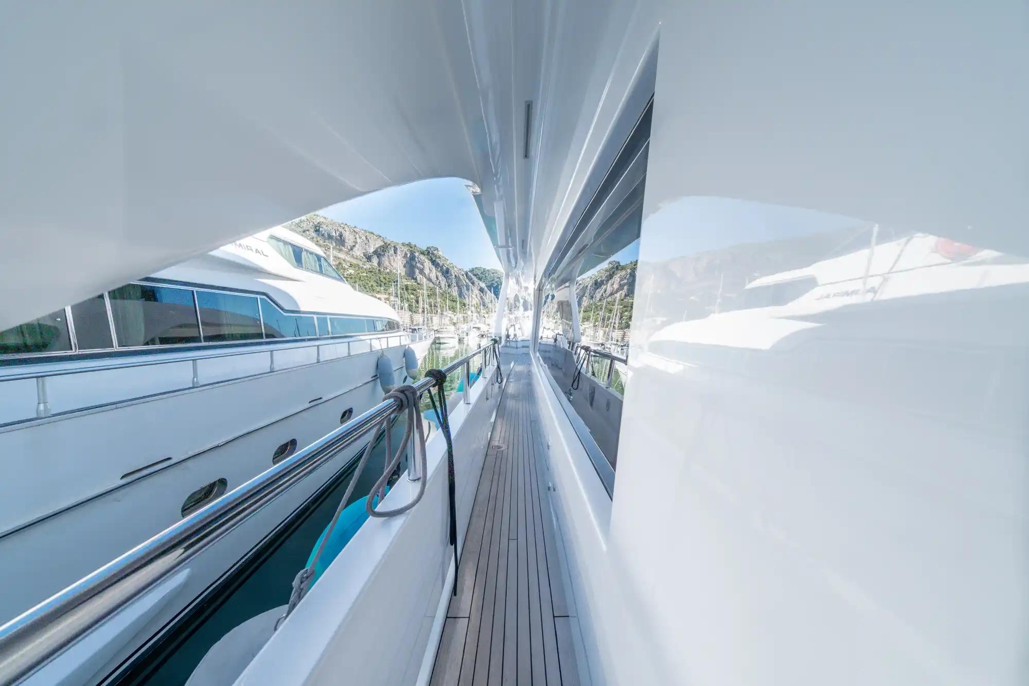 Benetti Delfino 93 a la venta