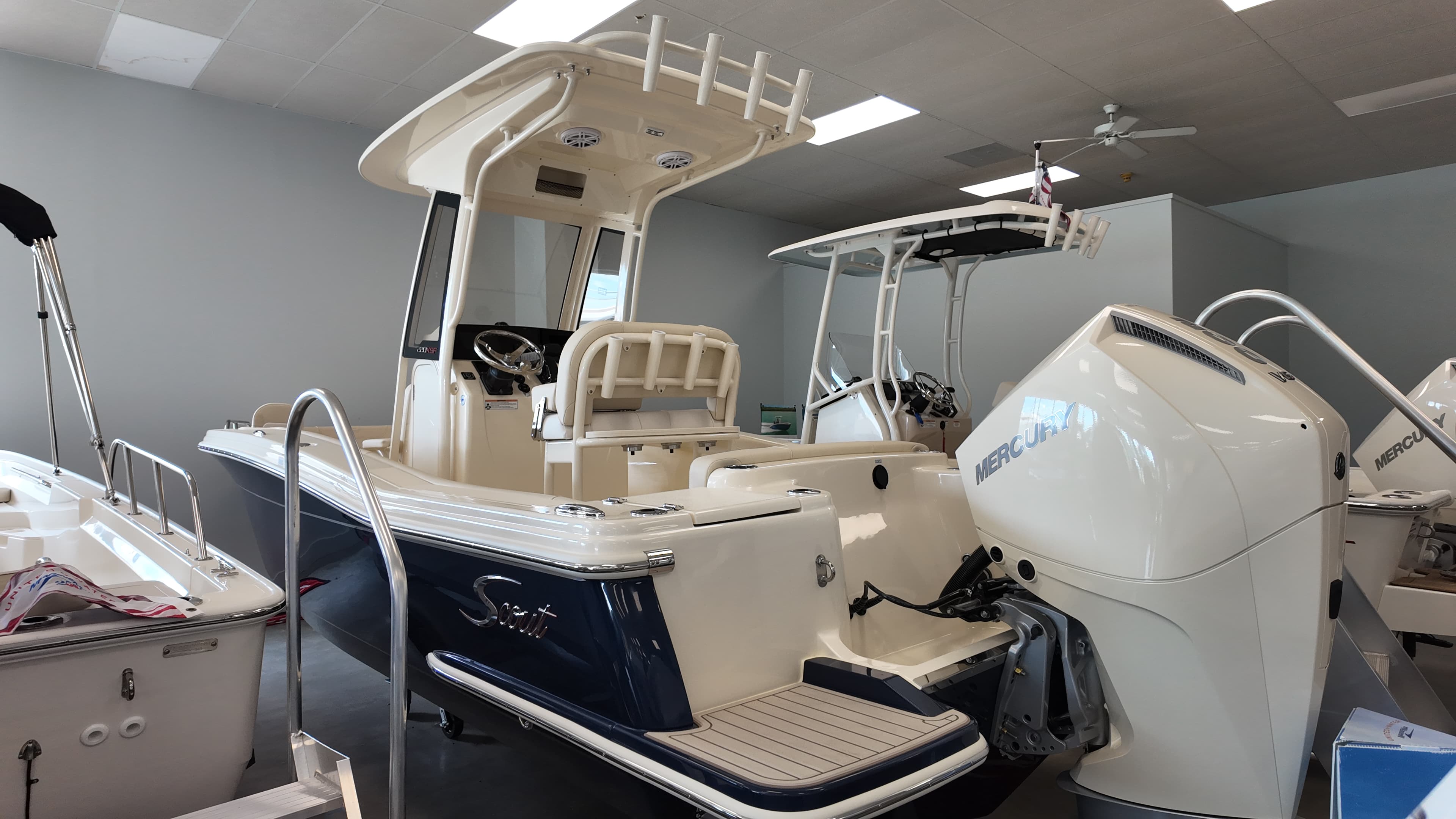 2027 Scout Boats 220 XSF for Sale in Thunderbolt, GA Center Console 2